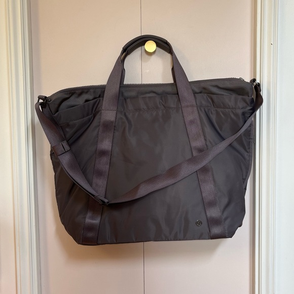 NWOT lululemon carry the day bag w/ heatproof pocket - size: 22L - color: magnum - Picture 7 of 7